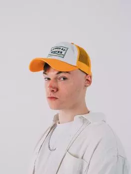 Кепка дальнобойщика с вышитым слоганом SVNX, золото