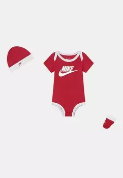 Кепка Nike Baby 3 Piece Gift Set Body Booties & Beanie Unisex Nike, цвет gym red