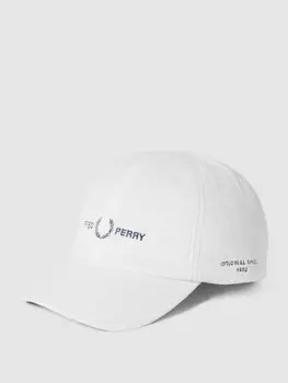 Кепка с пришитыми этикетками Fred Perry, белый