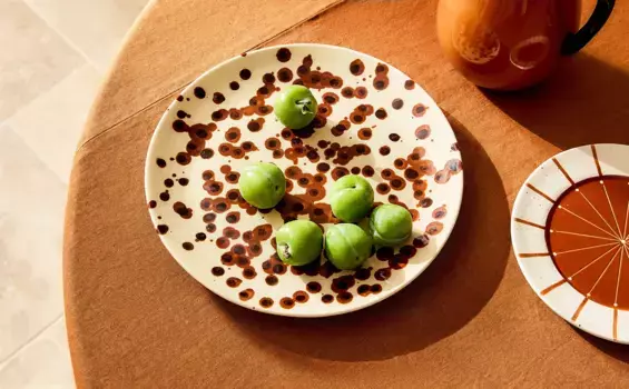 Керамическое сервировочное блюдо в горошек x коллажерия Zara Home, коричневый / белый