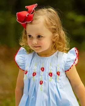 Kids Berry Patch - Платье Perrin со складками нежно-голубого цвета The Yellow Lamb