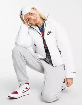 Классическая стеганая куртка Nike белого цвета с капюшоном