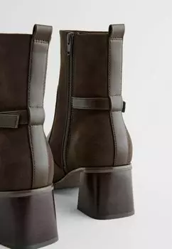 Классические ботильоны FOREVER COMFORT BUCKLE Next, коричневый