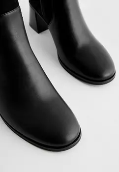 Классические ботильоны FOREVER COMFORT BUCKLE Next, черный металлик