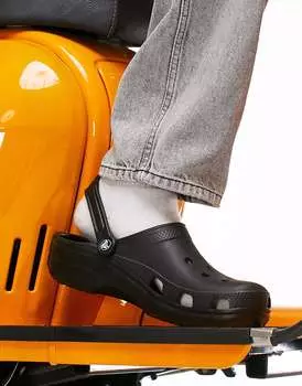 Классические сабо Crocs черного цвета