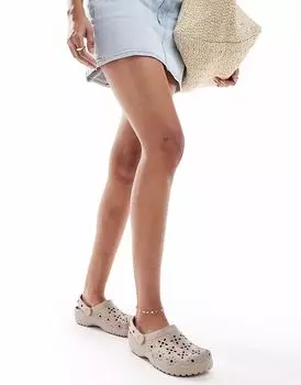 Классические сабо Crocs с цветочным узором в серо-коричневом цвете