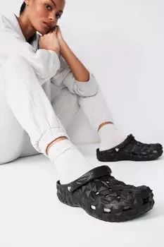Классические сабо с геометрическим узором Crocs, черный