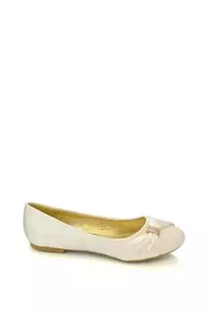 Классические свадебные балетки-лодочки с плоской отделкой и рюшами «Gabriela», блестящая брошь со стразами XY London, белый