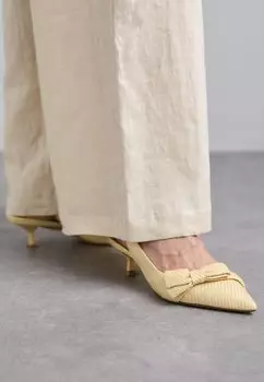 Классические туфли на каблуках Sofia Slingback Stuart Weitzman, пшеничные