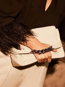 Клатч с цепочкой Mint Velvet, крем