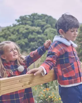 Клетчатая куртка для мальчика с воротником из овчины Dadati, красный