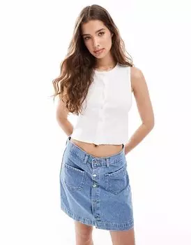 Кнопка Pull&Bear через верхнюю часть топа белого цвета