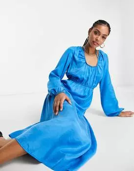 Кобальтово-синее присборенное ярусное платье миди с завязками Topshop