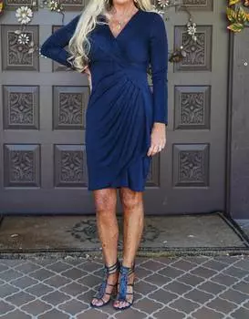 Коктейльное блестящее платье-халат с имитацией запаха в темно-синем мерцающем цвете London Times