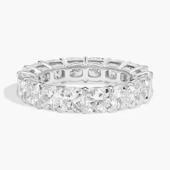 Кольцо Eternity с выращенным в лаборатории бриллиантом огранки «кушон» из белого золота 14 карат (7 карат, два цвета — FG / VS2-SI1) Blue Nile