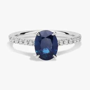 Кольцо с овальным сапфиром и французским паве из 14-каратного белого золота (8x6 мм) Blue Nile