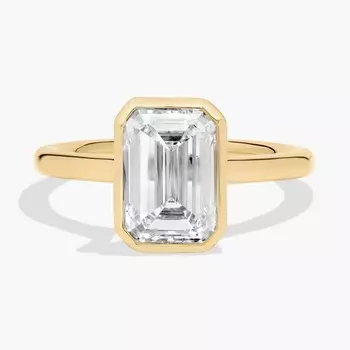 Кольцо с выращенным в лаборатории бриллиантом изумрудной огранки из желтого золота 14 карат (3 карата). Blue Nile