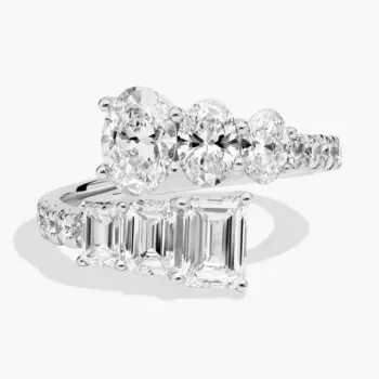 Кольцо с выращенными в лаборатории бриллиантами овальной формы и изумрудом в оправе «крест-накрест» из 14-каратного белого золота (3 карата). Blue Nile