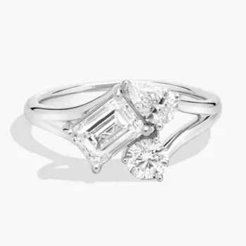 Кольцо с выращенными в лаборатории грушами, изумрудами и круглыми бриллиантами из 14-каратного белого золота (1 1/2 карата) Blue Nile