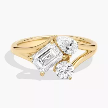 Кольцо с выращенными в лаборатории грушами, изумрудами и круглыми бриллиантами из 14-каратного желтого золота (1 1/2 карата) Blue Nile