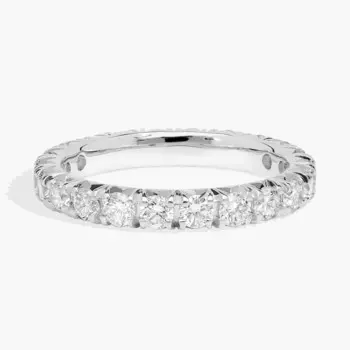 Кольцо-вечность с французским паве из выращенных в лаборатории бриллиантов из 14-каратного белого золота (1 1/2 карата, двойной цвет - FG / VS2-SI1) Blue Nile