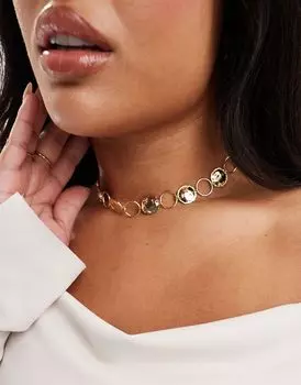 Колье-чокер ASOS DESIGN Curve с чеканным диском золотистого цвета
