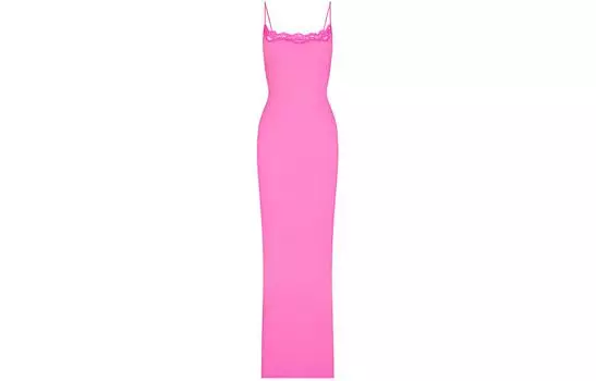 Коллекция ко Дню святого Валентина SKIMS ПОДХОДИТ ВСЕМ КРУЖЕВНОЕ ДЛИННОЕ ПЛАТЬЕ-КОМБИНАЦИЯ ПЛАТЬЕ-КОМБИНАЦИЯ Женское платье-комбинация в тон таффи/ириски, TAFFY TONAL/Toffee