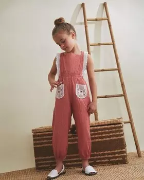 Комбинезон для девочки из плюмети с деталями, связанными крючком Dadati, коралловый