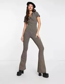 Комбинезон с расклешенными штанинами и молнией спереди ASOS с геопринтом