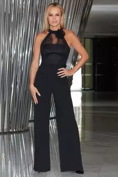 Комбинезон с воротником-халтер поясом широкими штанинами и кружевом Lipsy, черный