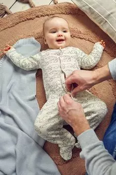 Комбинезон с закрытыми ножками Coccodrillo коричневый с принтом автомобиля