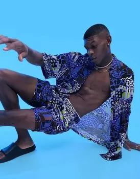 Комбинированные шорты узкого кроя средней длины с принтом ASOS