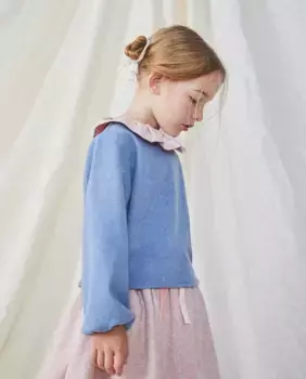 Комбинированный свитшот из ткани синего цвета для девочки с воротником с контрастными рюшами Dadati, мультиколор