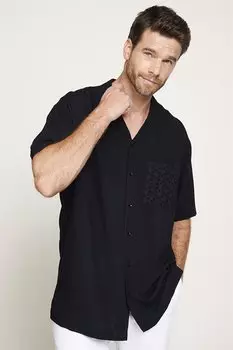 Комфортная посадка Relax Fit с короткими рукавами и открытым воротником, карманами из вискозы, черная рубашка TUDORS