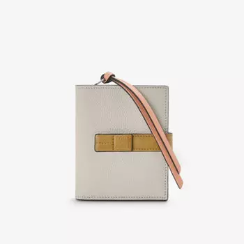 Компактный кожаный кошелек с тиснением логотипа Loewe, цвет light oat/honey