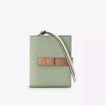 Компактный кожаный кошелек с тиснением логотипа Loewe, цвет rosemary/tan