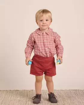 Комплект для мальчика, состоящий из двухцветной красно-белой рубашки в клетку и шорт из микровельвета Dadati