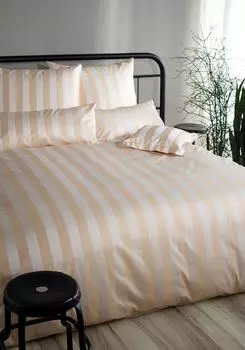 Комплект постельного белья Curt Bauer Mako из парчи и дамасской ткани Como ок. 135 x 200 см и ирис 40 x 80 см.