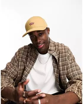 Коричневая кепка Levi's с логотипом на язычке