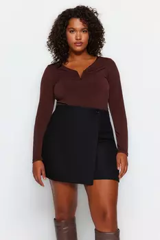 Коричневая однотонная базовая блузка больших размеров песочного цвета с v-образным вырезом Trendyol, коричневый