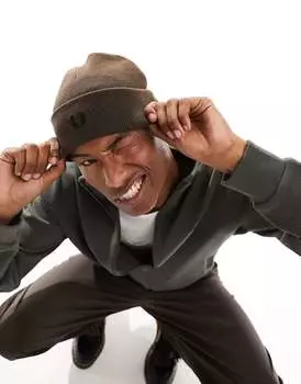 Коричневая шапка-бини с логотипом Fred Perry