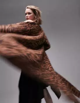 Коричневое трикотажное длинное карди с анималистичным принтом Topshop