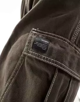 Коричневые брюки карго с контрастной строчкой Pull&Bear