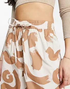 Коричневые брюки с абстрактным принтом ASOS DESIGN