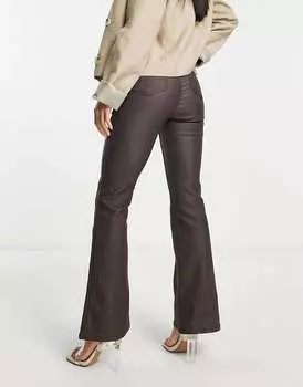 Коричневые джинсы-клеш с покрытием New Look