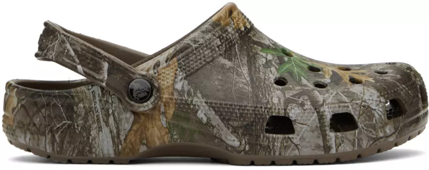Коричневые классические сабо Realtree Crocs