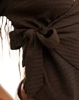 Коричневый фактурный укороченный топ с запахом и завязкой спереди JDY