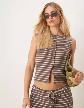 Коричневый топ без рукавов с разрезом и пуговицами ASOS DESIGN