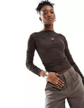 Коричневый топ с длинными рукавами, вырезом-лодочкой и жатой текстурой COLLUSION