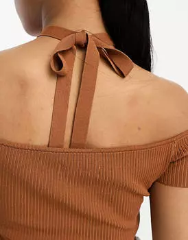 Коричневый вязаный укороченный топ с воротником-бретелькой Urban Revivo